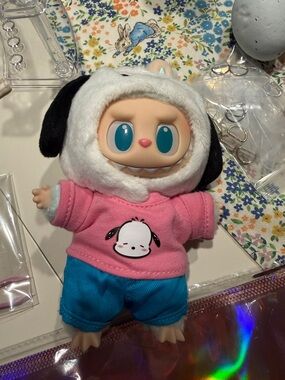 Labubu x Sanrio. Pochacco